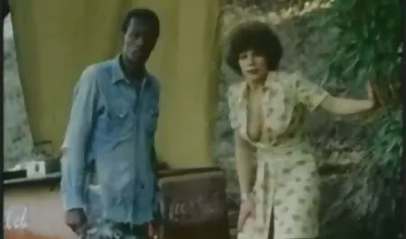 Молода дівчина мастурбує прямо еротика секс на вулиці