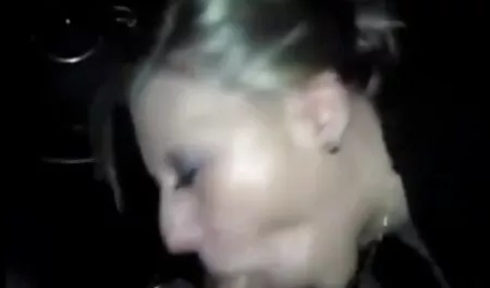 Студент, що проходить курс по обкладинці, шукає куни еротика одну зі своїх угод за додаткові гроші