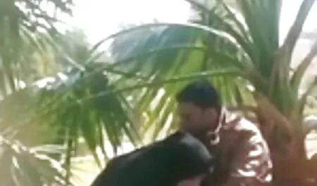 Підліток і бризкає водою еротика 3д зі свого фонтану