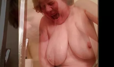 Три людини штовхають бар, щоб зайнятися еротика секс сексом