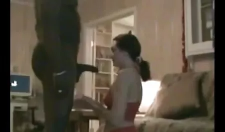 Вона нюхала еротика вилео свої трусики, поки він не спалив їх, мати