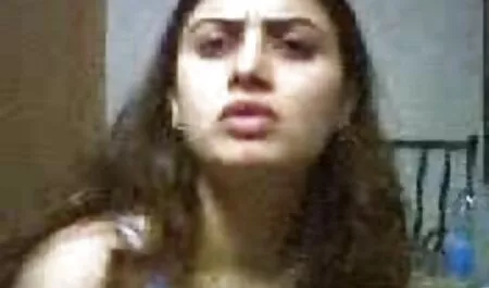 Вона оголює порно еротика бесплатно свою нижню білизну і анал