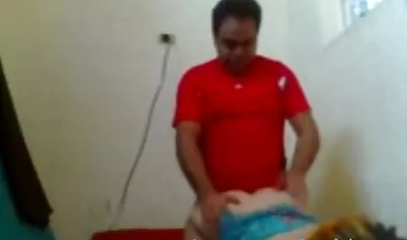 Три людини погрожували зґвалтуванням із куни еротика застосуванням зброї.