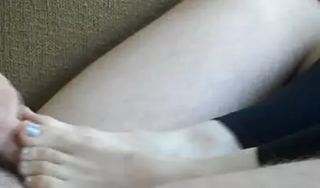 Жорсткий трах на еротика блондинки червоному дивані в натуральному