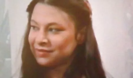 Молода дівчина еротика 4к з японської школи робить мінет