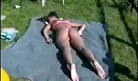 Худа блондинка миється у еротика блондинки ванній