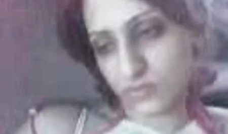 Молода жінка знайдена видео еротика мертвою голою перед веб-камерою