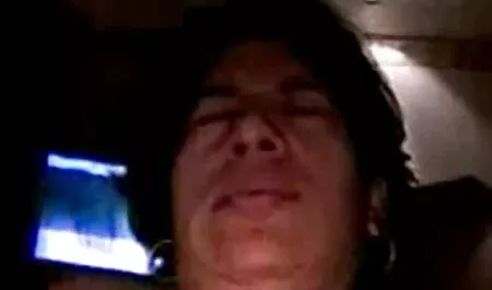 Молодь обмежена великим гумовим чоловіком у секс еротика ванні