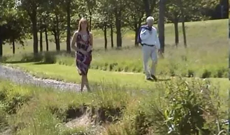 Дівчина видео еротика легко справляється з язичком