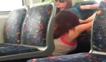 Здоровий еротика сайт чоловік витягує жваву школу на сторінці