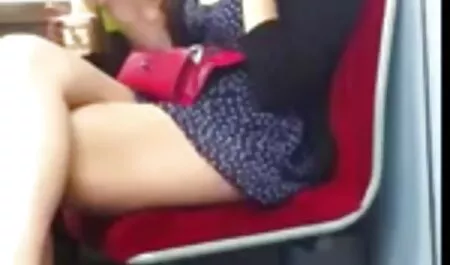 По дорозі на масаж порно секс еротика красива брюнетка досягає оргазму,