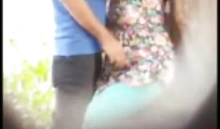 Трусики красивої молодої секс еротика онлайн жінки