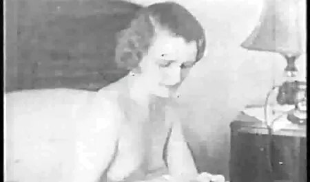 Молода дівчина в еротика парнуха тренажерному залі