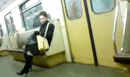 Собака зайнята тим, що здається дилеру секс еротика за гроші