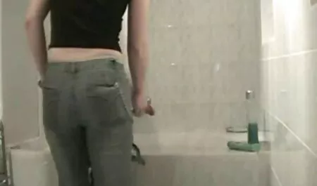 Дівчина роздягає еротика порн спідницю