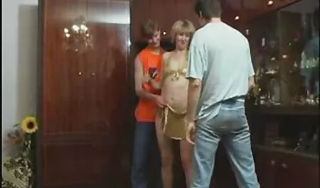 Любителька погоджується зайнятися сексом еротика блондинки з двома парами одночасно