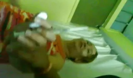 Секс на парковці з еротика ролики молодою працівницею