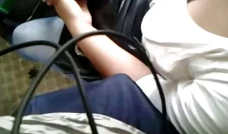 Анюта русская еротика з палицею лежить на ліжку