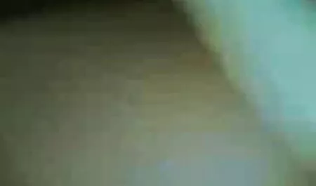 Трохи сором'язлива, але з розсунутими ногами еротика ролики