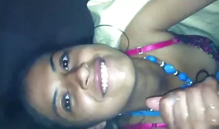 Мама багато русская еротика вивчає свій одяг.