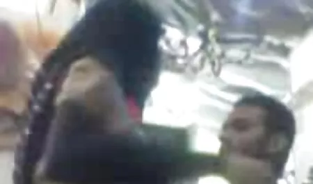 Двоє дітей танцюють перед еротика в hd камерою ендоскопа